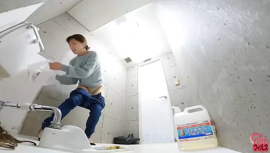 FF-612 05 Extreme surprise for women right before they sit on the toilet makes them leak diarrhea