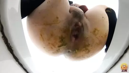EE-680 03 Schoolgirls chobi leakage! Big diarrhea protrusion after trying to hold it in