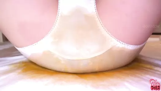 FF-601 04 Female college students participate in a new enema drug trial as a part-time job