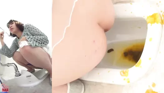 FF-079 03 Toilet rush in the shopping mall. Messy toilet voyeur