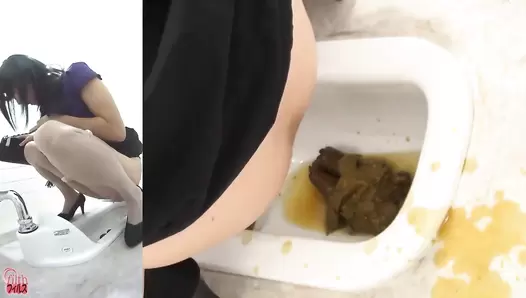 FF-079 01 Toilet rush in the shopping mall. Messy toilet voyeur