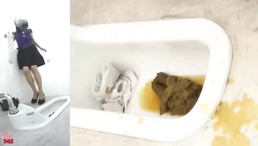 FF-079 01 Toilet rush in the shopping mall. Messy toilet voyeur