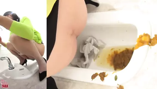 FF-079 01 Toilet rush in the shopping mall. Messy toilet voyeur
