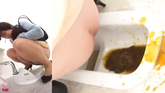 FF-079 01 Toilet rush in the shopping mall. Messy toilet voyeur
