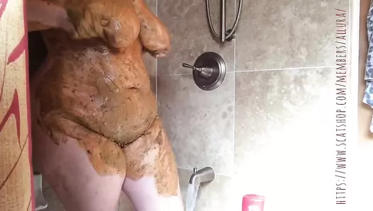 Hotwife Allura’s shit, smear and play!