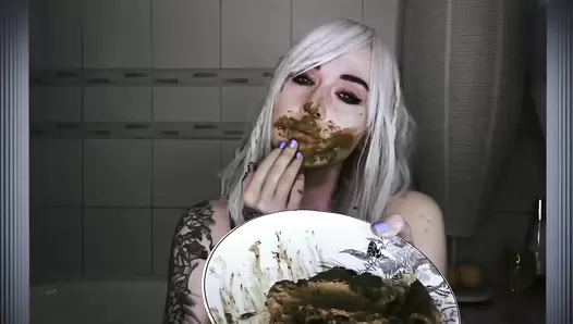 Mega Scat Model Betty Eat Her XXL Shit