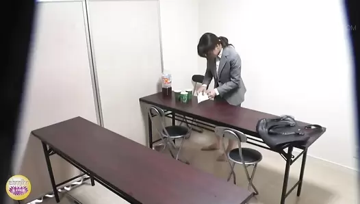 SL-557 03 Collective diarrhea embarrassment from mixed laxative at a company’s briefing session.