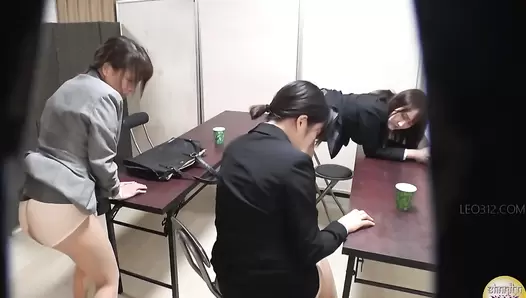SL-557 03 Collective diarrhea embarrassment from mixed laxative at a company’s briefing session.
