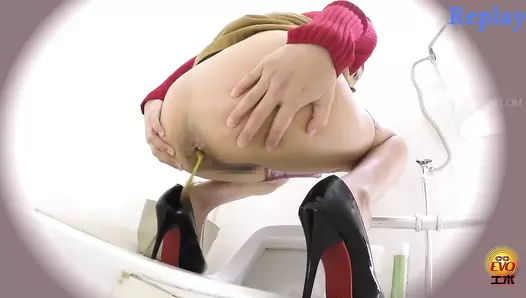 EE-465 04 Toilet voyeur: anal opening diarrhea stool shows all things in the intestines