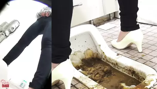 FF-260 03 Clogged public toilet peeping. Triple screen view