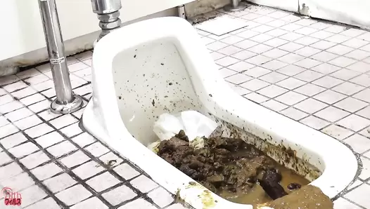 FF-260 02 Clogged public toilet peeping. Triple screen view
