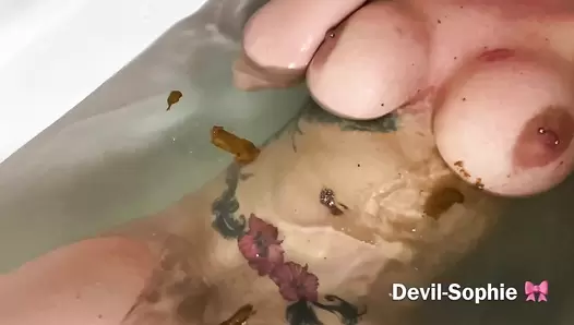 Shitting on the phone in the tub