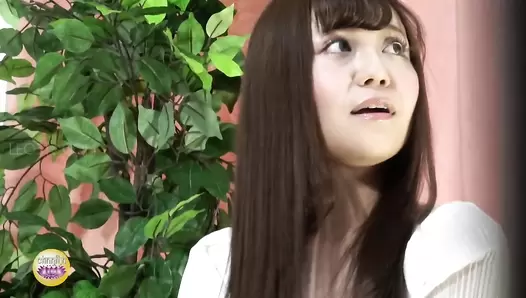 SL-299 02 Unacceptable poop accident happened with model during nude drawing session
