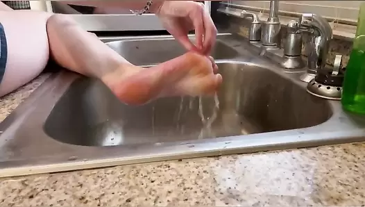 TrixieSquirts  Squishing Toesies in Shit!