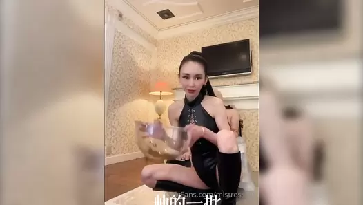 Asian Femdom - Mistress Un restrains the dog