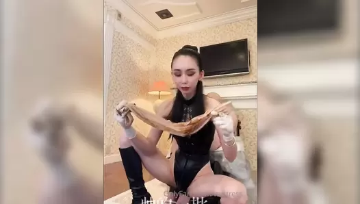 Asian Femdom - Mistress Un restrains the dog