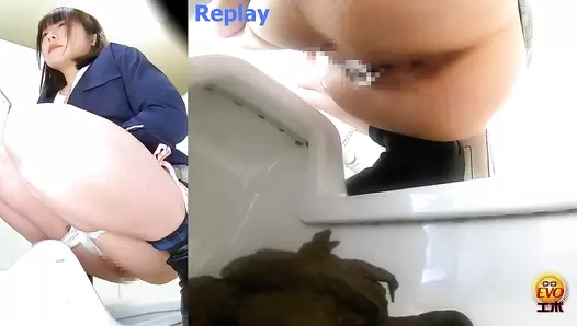 EE-593 06 Close-up shots of girls pooping faces and their toilet noises
