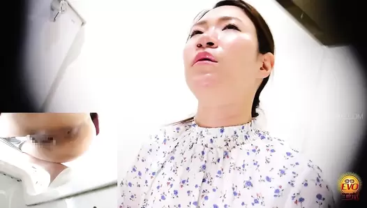 EE-593 06 Close-up shots of girls pooping faces and their toilet noises