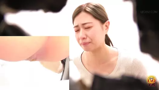 EE-593 05 Close-up shots of girls pooping faces and their toilet noises