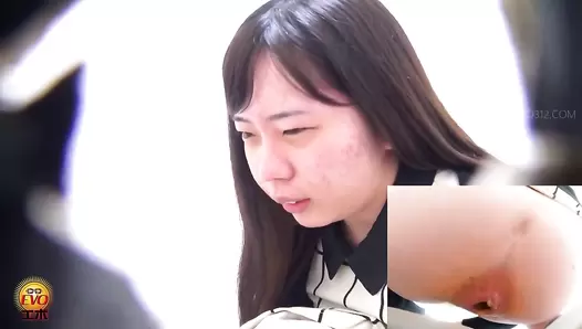 EE-593 04 Close-up shots of girls pooping faces and their toilet noises