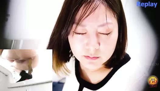 EE-593 03 Close-up shots of girls pooping faces and their toilet noises