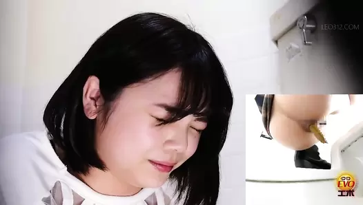 EE-593 03 Close-up shots of girls pooping faces and their toilet noises