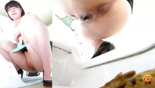 EE-593 02 Close-up shots of girls pooping faces and their toilet noises