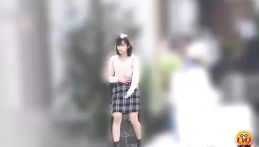 EE-593 01 Close-up shots of girls pooping faces and their toilet noises