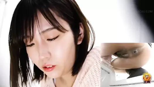 EE-593 01 Close-up shots of girls pooping faces and their toilet noises