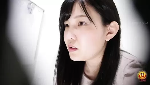 EE-593 01 Close-up shots of girls pooping faces and their toilet noises