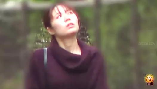 EE-593 01 Close-up shots of girls pooping faces and their toilet noises