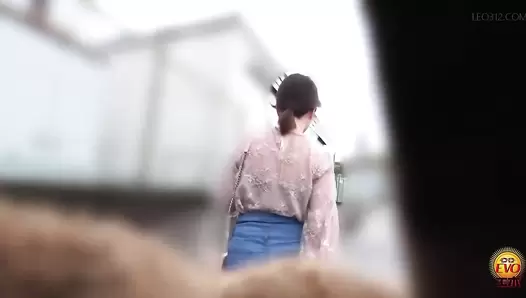 EE-592 02 Talk to the girls in the city, bring them to the car and film their farts VOL. 2