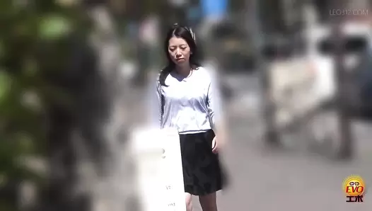 EE-592 01 Talk to the girls in the city, bring them to the car and film their farts VOL. 2