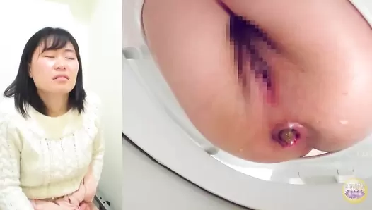 SL-526 04 Girls taking a shit at girlfriend’s house toilet. Awkward flatus and chattering during defecation. VOL. 6