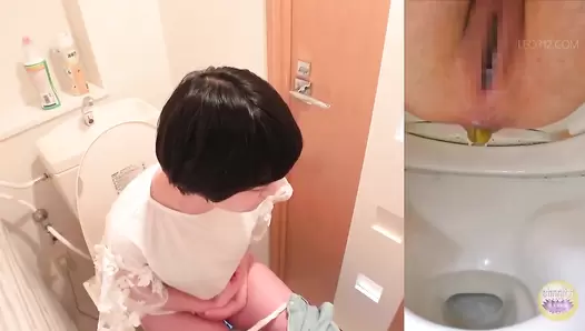 SL-526 04 Girls taking a shit at girlfriend’s house toilet. Awkward flatus and chattering during defecation. VOL. 6