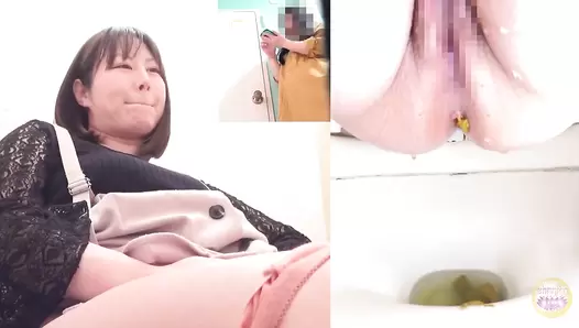 SL-526 02 Girls taking a shit at girlfriend’s house toilet. Awkward flatus and chattering during defecation. VOL. 6