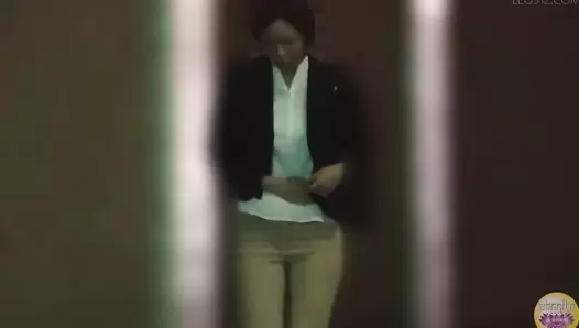 SL-526 01 Girls taking a shit at girlfriend’s house toilet. Awkward flatus and chattering during defecation. VOL. 6