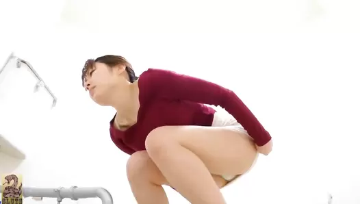 SR069 02 Women with sexy bodies wearing tight clothes, pooping and farting on Japanese style toilet. 5 viewing angles
