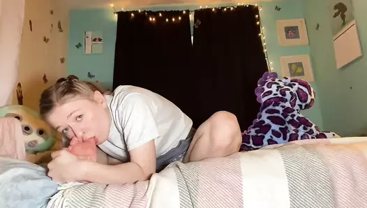 Sexandcandy18  Daddys girl discovers toe sucking!