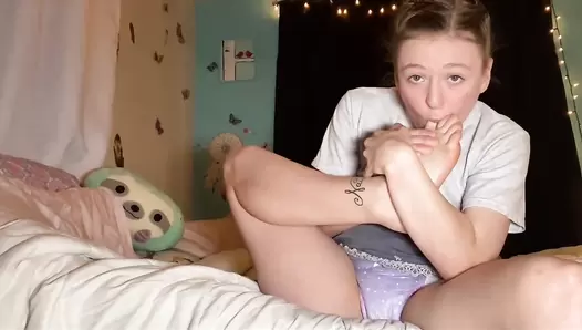 Sexandcandy18  Daddys girl discovers toe sucking!