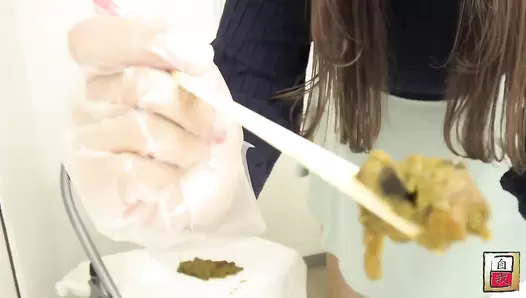 JG-523 04 Poop review! Self-filmed scat portrait: girls analyzing their own feces. VOL. 2