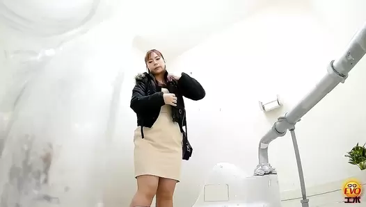 EE-584 04 High-quality extra-thick and healthy poops coming out from beautiful and sexy round asses