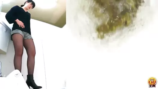 EE-584 03 High-quality extra-thick and healthy poops coming out from beautiful and sexy round asses