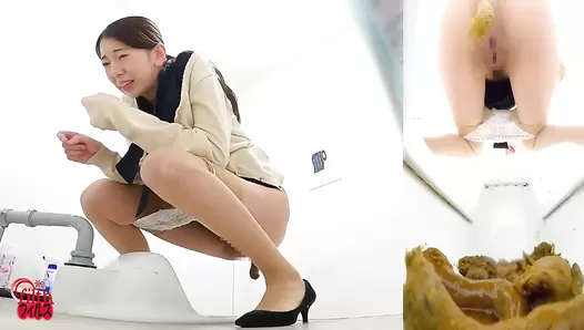FF-548 04 Office ladies toilet that cannot be flushed. Severe odor of defecation and depressing situation