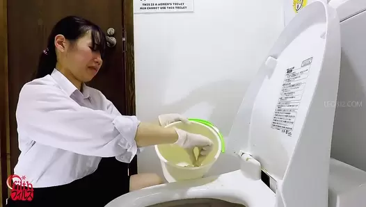 FF-548 03 Office ladies toilet that cannot be flushed. Severe odor of defecation and depressing situation