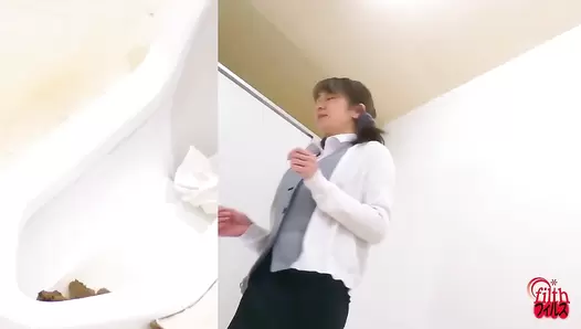 FF-548 02 Office ladies toilet that cannot be flushed. Severe odor of defecation and depressing situation