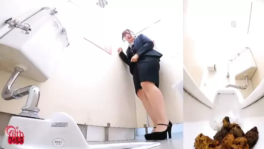 FF-548 01 Office ladies toilet that cannot be flushed. Severe odor of defecation and depressing situation