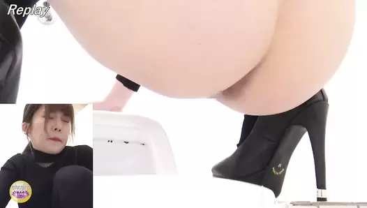 SL-502 02 Elegant women and high heels. Shitting and farting on Japanese style toilet