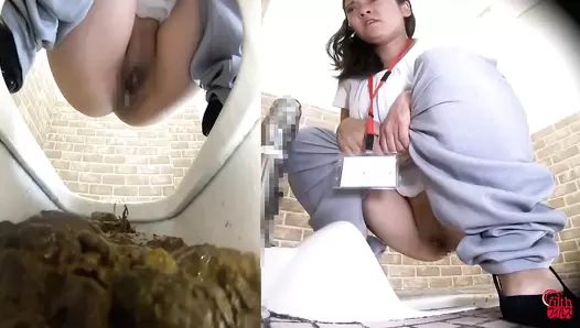 FF-452 04 Strong smell! Almost fainting in agony! Toilet voyeur: OL’s poop that does not flush