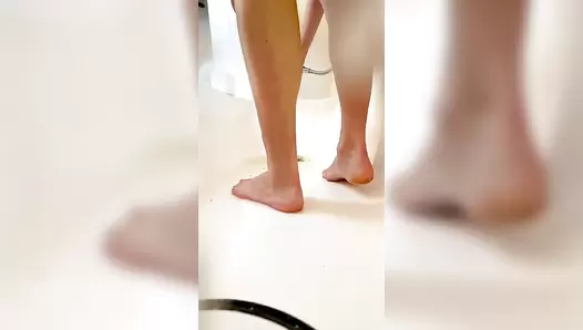 VibeWithMolly - Poop on my feet in tub